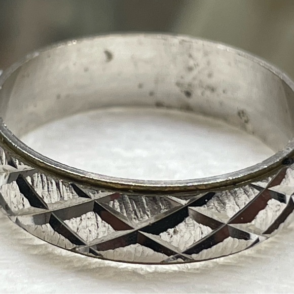 Silver Tone Diamond-Cut Band Ring Etched Geometric Pattern Sample brass Ring 10 - Picture 6 of 9